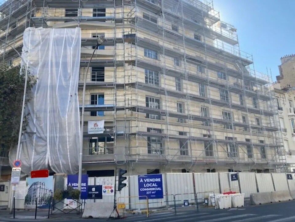 Retail in Courbevoie for sale Construction Photo- Image 1 of 7