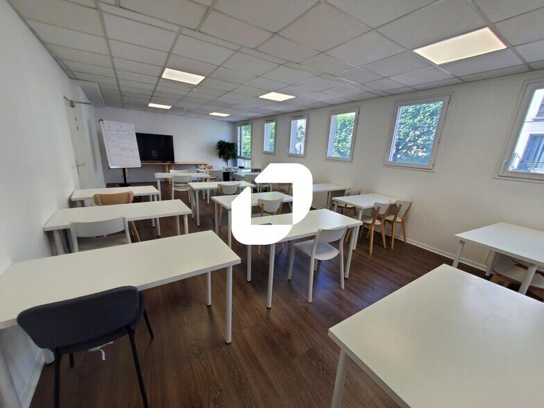 Office in Ivry-sur-Seine to rent - Building Photo - Image 1 of 22