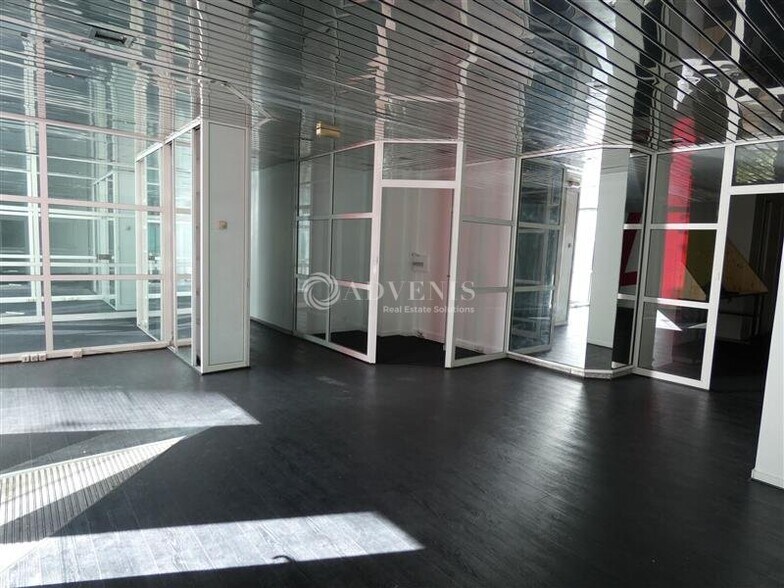 31 Avenue Du Général De Gaulle, Suresnes to rent - Interior Photo - Image 2 of 9