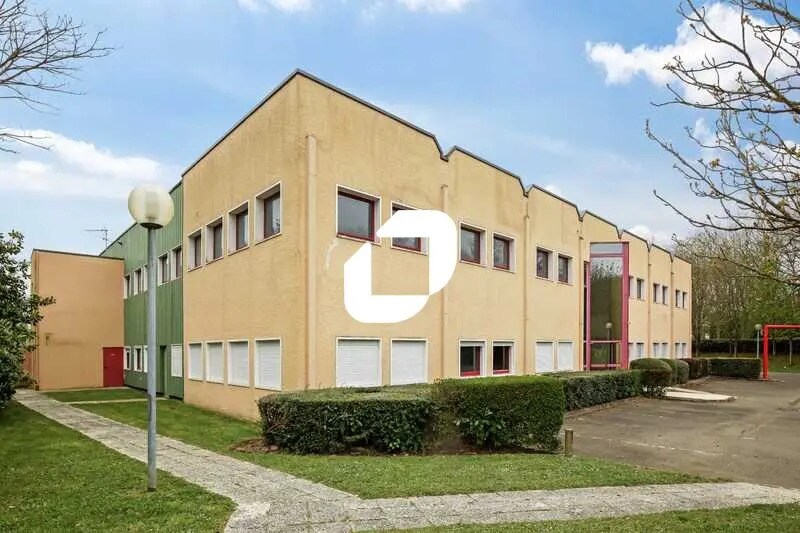 Office in Trappes to rent Building Photo- Image 1 of 41