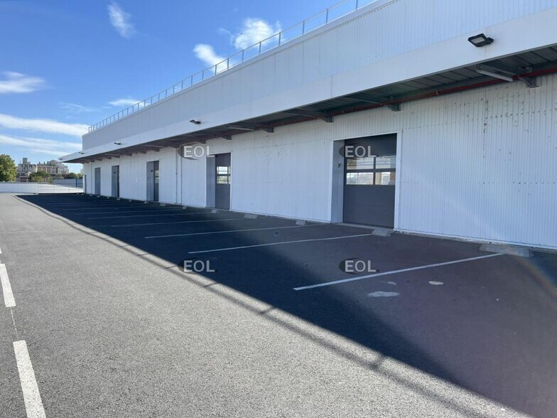 Industrial in Gennevilliers to rent - Building Photo - Image 3 of 19