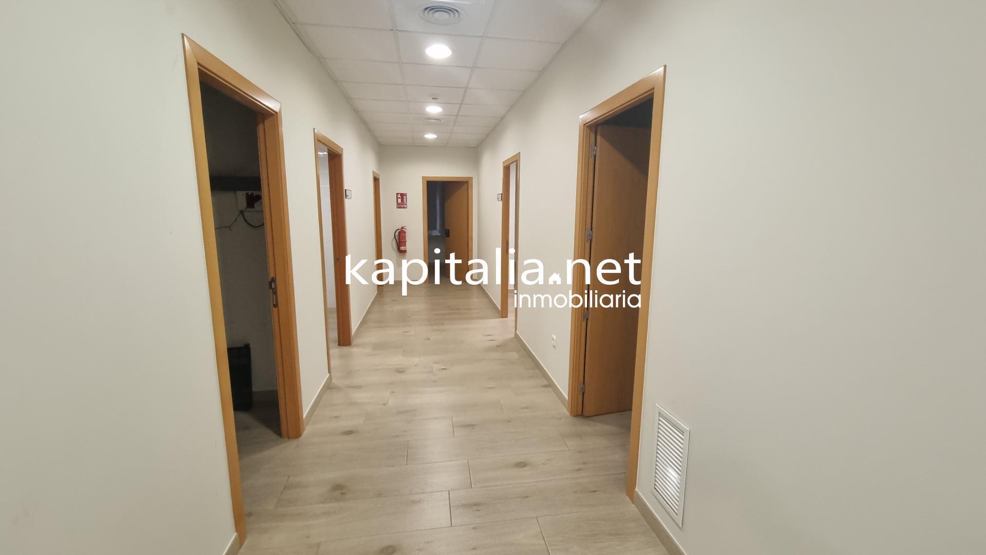 Retail in València to rent Interior Photo- Image 1 of 8