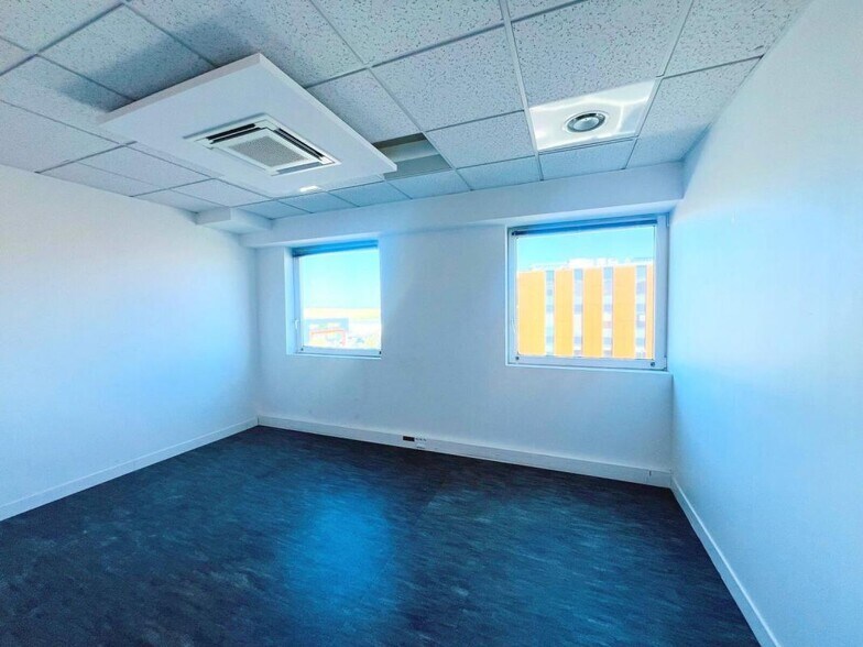 17 Rue Des Frères Lumière, Plaisir to rent - Interior Photo - Image 3 of 11