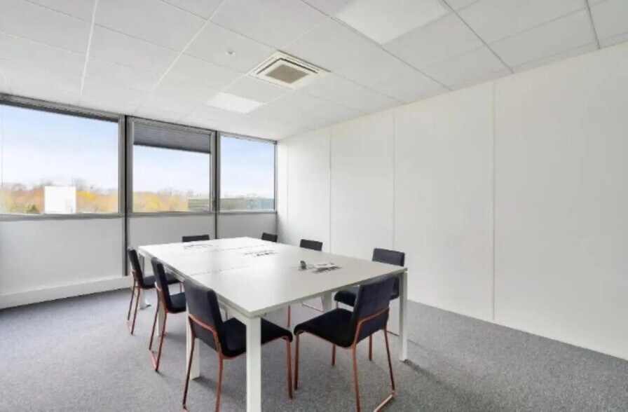 13 Avenue Morane Saulnier, Vélizy-Villacoublay to rent - Interior Photo - Image 2 of 9