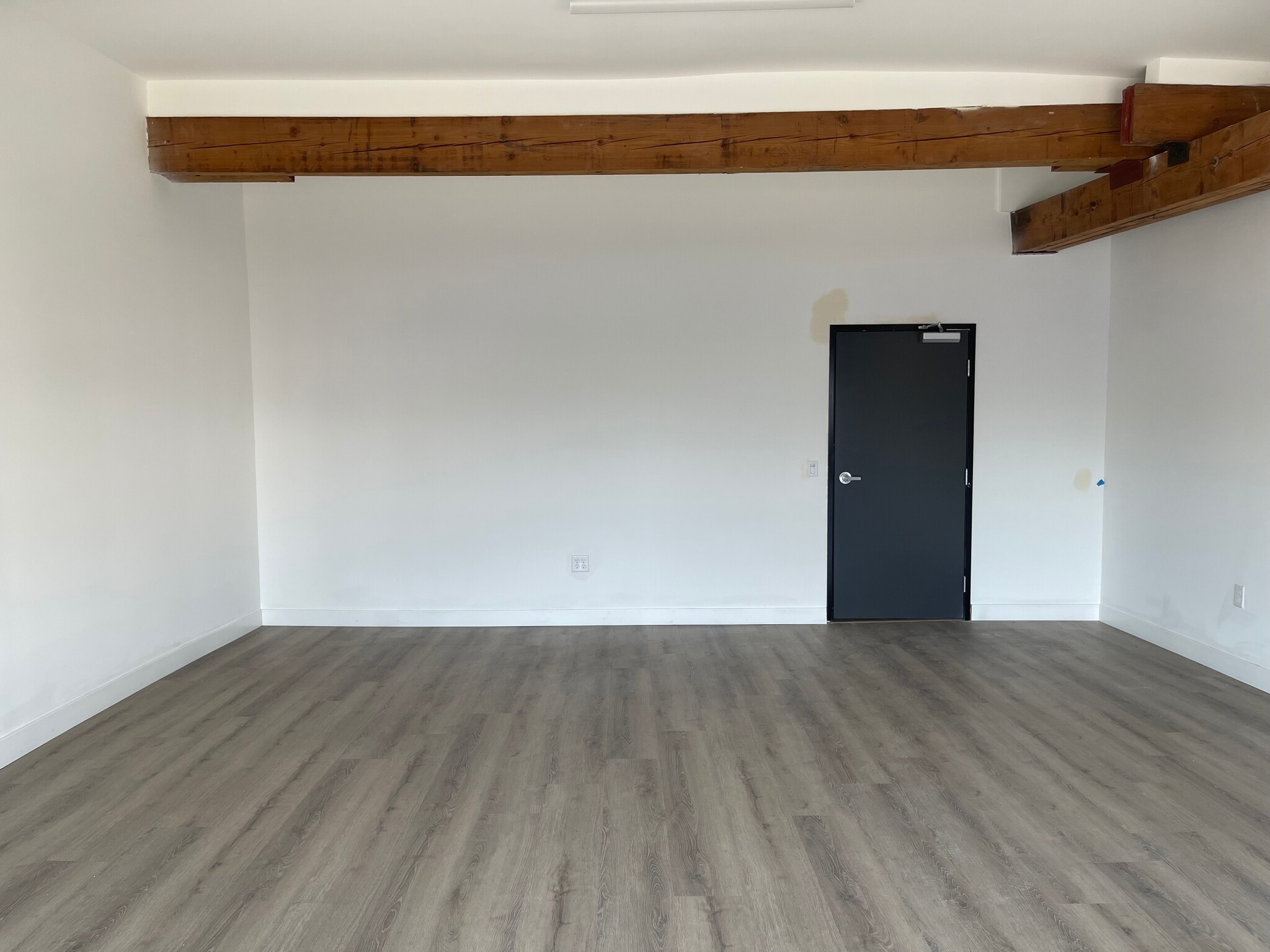 904 Wall St, Los Angeles, CA to rent Interior Photo- Image 1 of 4