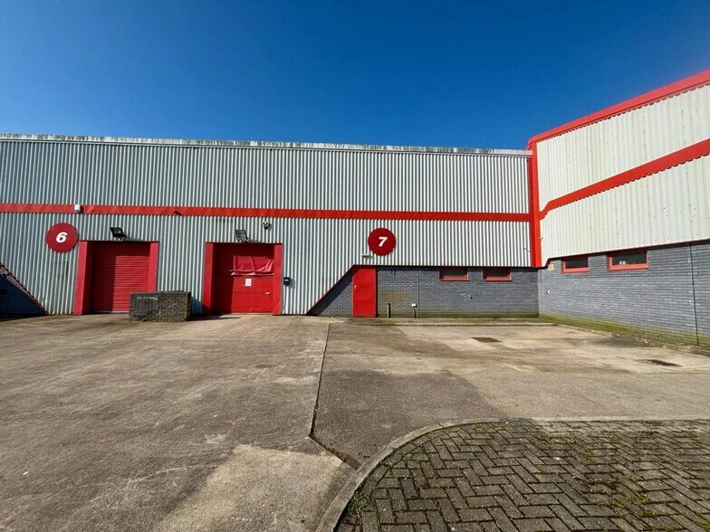 New St, Bridgend to rent - Building Photo - Image 3 of 6