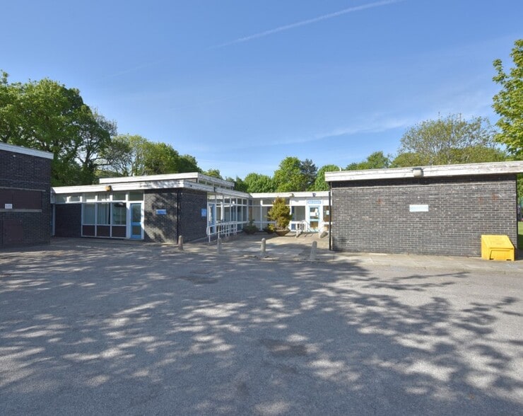 Manor Sq, Otley for sale - Primary Photo - Image 1 of 1