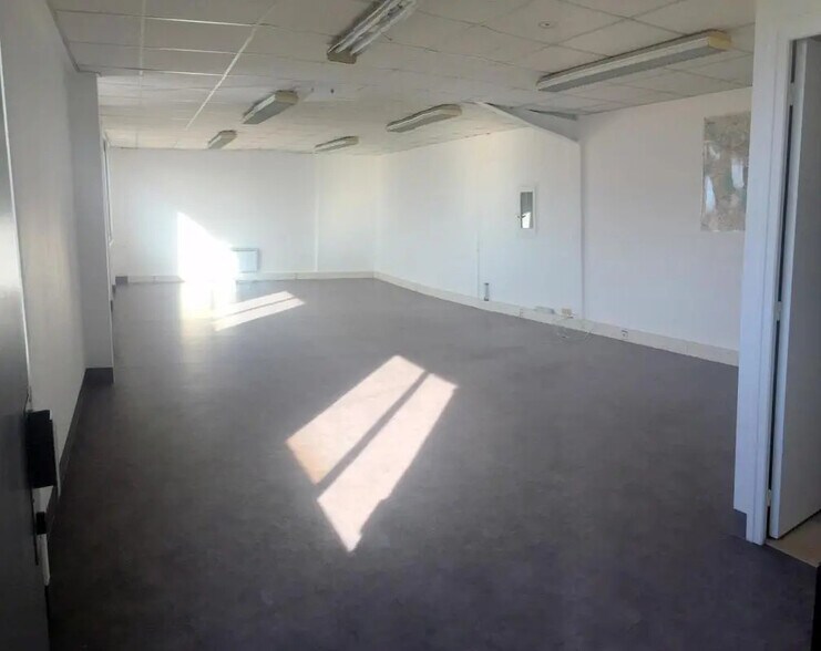 Light Industrial in Argenteuil to rent - Interior Photo - Image 2 of 11
