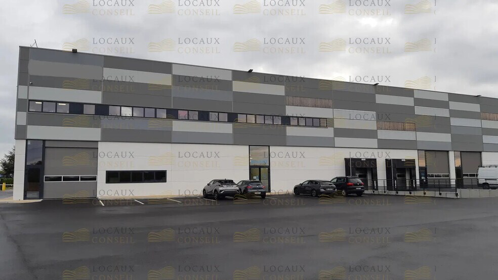 Light Industrial in Neuville-sur-Oise to rent - Building Photo - Image 1 of 1