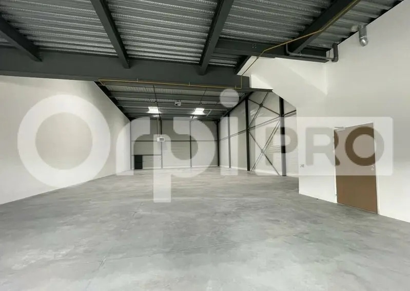 Light Industrial in Corbeil-Essonnes to rent Interior Photo- Image 1 of 10