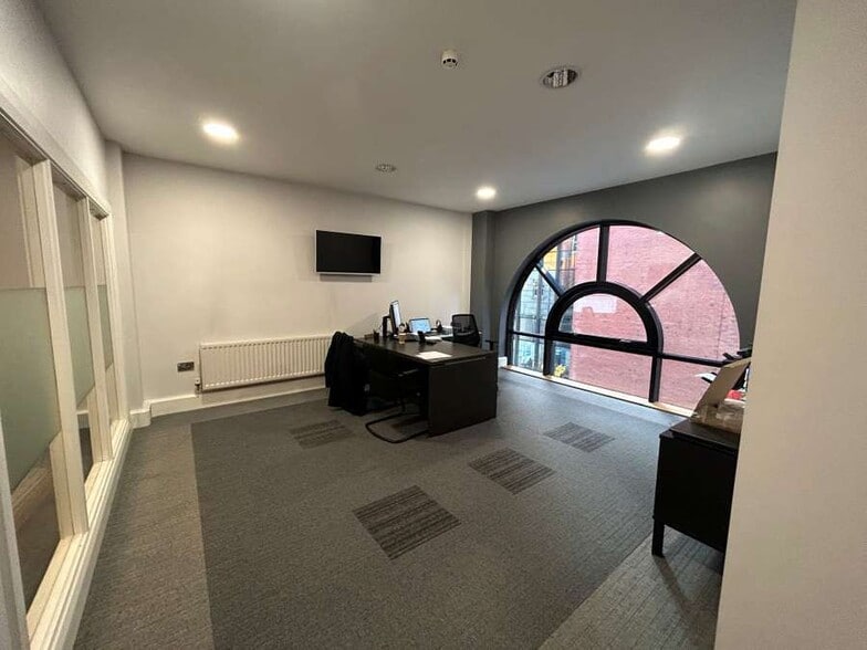 9 James St S, Belfast to rent - Building Photo - Image 3 of 5