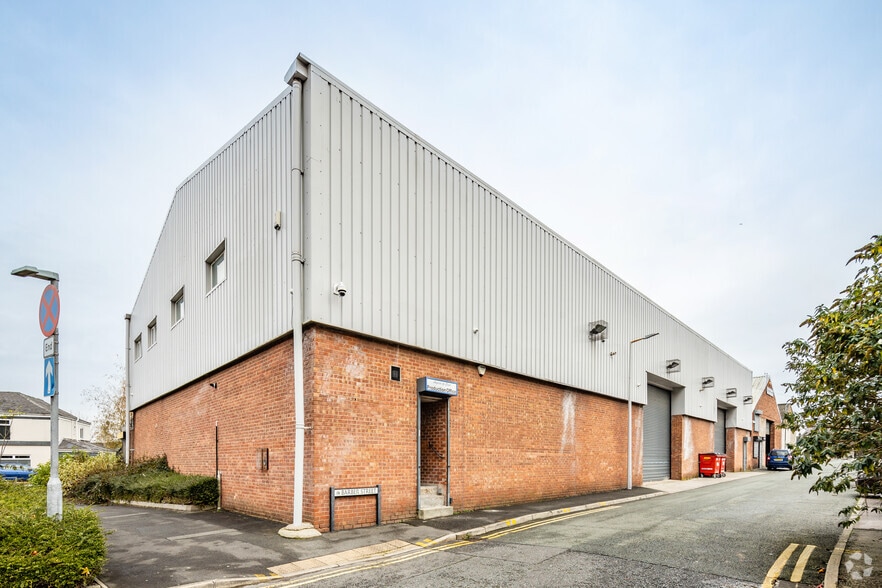 68 Pocket Nook St, St Helens to rent - Building Photo - Image 2 of 7