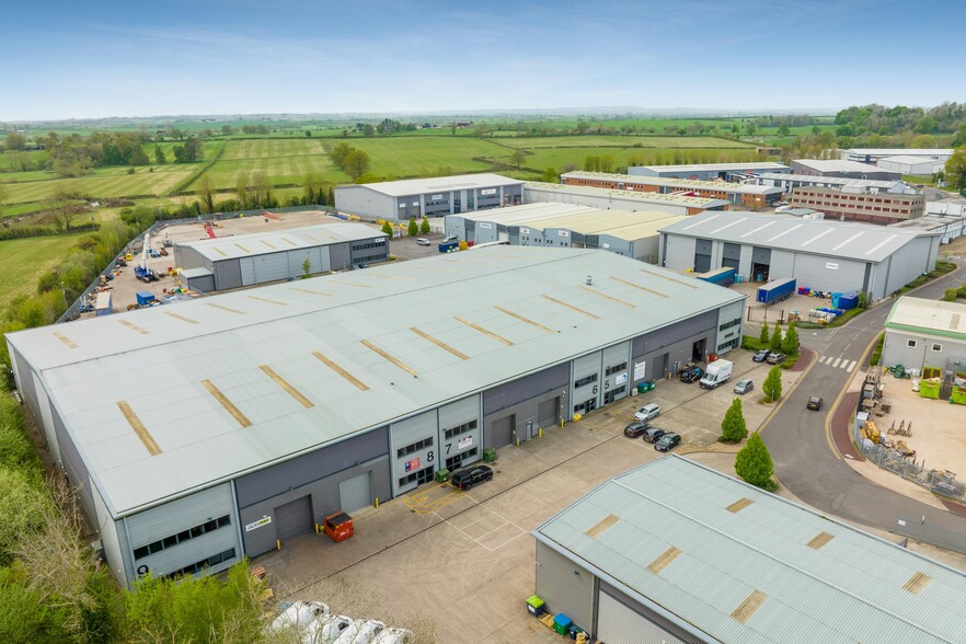 Drakes Dr, Long Crendon to rent - Building Photo - Image 3 of 7