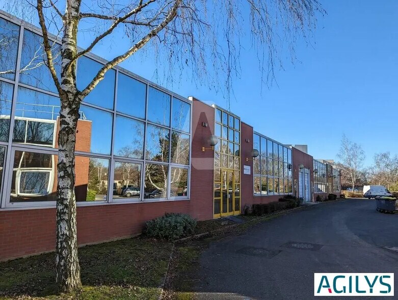Light Industrial in Les Ulis to rent - Building Photo - Image 1 of 13