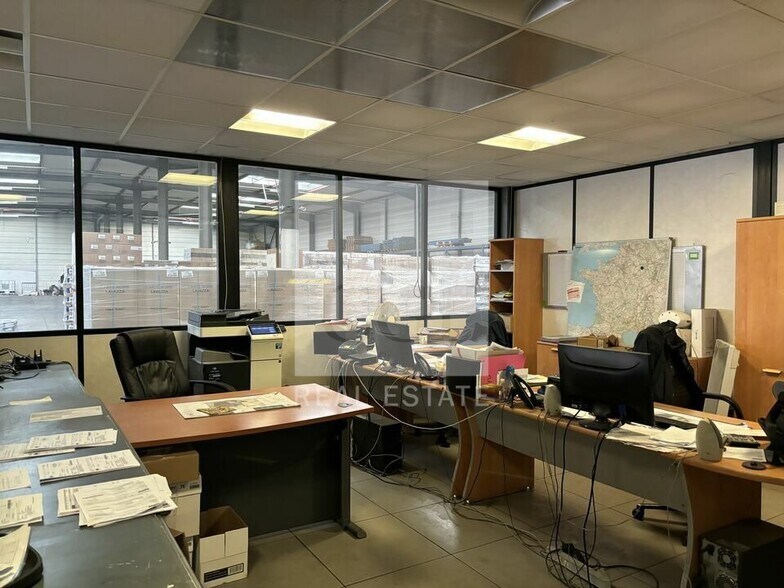 15 Avenue De L'Industrie, Corbas to rent - Interior Photo - Image 3 of 11