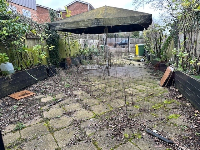 63 Queens Rd, Buckhurst Hill to rent Building Photo- Image 1 of 2