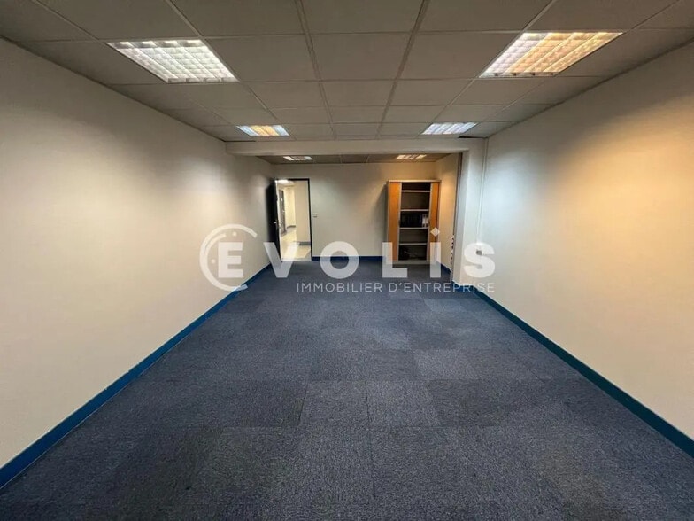 Light Industrial in Croissy-Beaubourg to rent - Interior Photo - Image 3 of 11