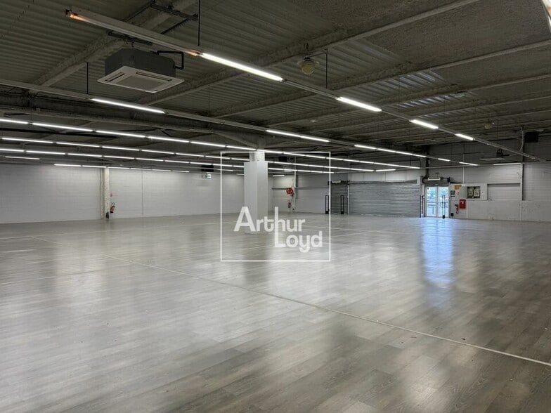Retail in Savigny-le-Temple to rent - Interior Photo - Image 3 of 4