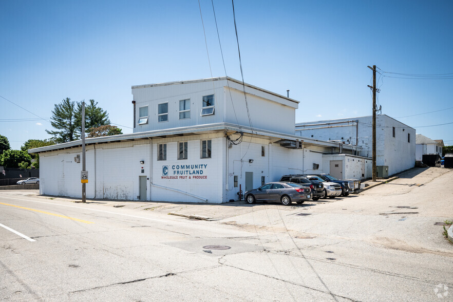 31 Budlong Rd, Cranston, RI for rent - Primary Photo - Image 1 of 24