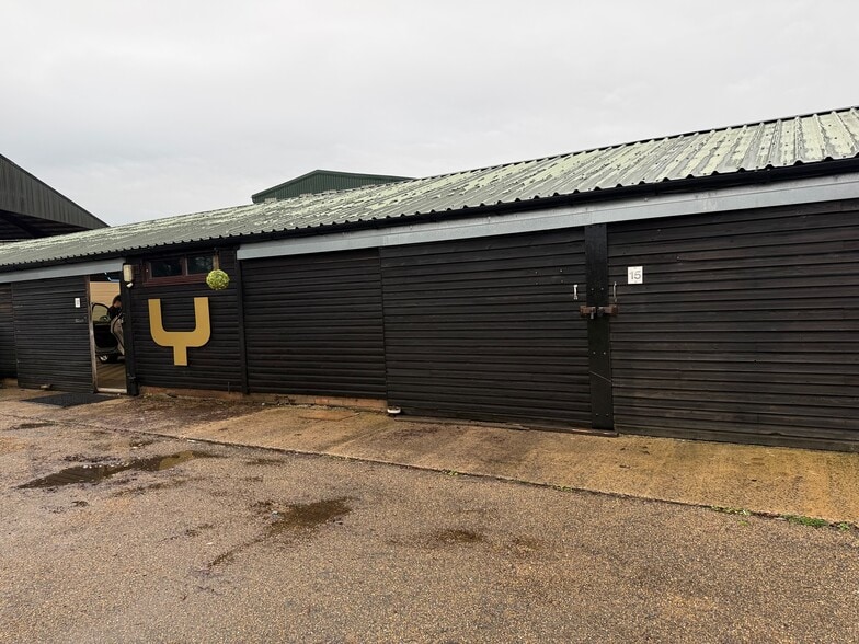 Unit 16 Charlwood Place, Norwood Hill Rd, Horley to rent - Building Photo - Image 2 of 3