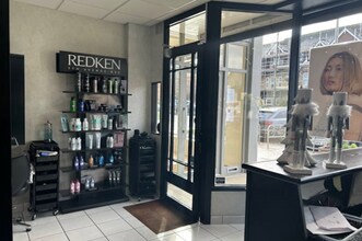 53-79 Chobham Rd, Sunninghill to rent Interior Photo- Image 2 of 3