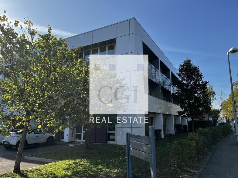 2-4 Rue Du Colonnel Chambonnet, Bron to rent - Building Photo - Image 1 of 7