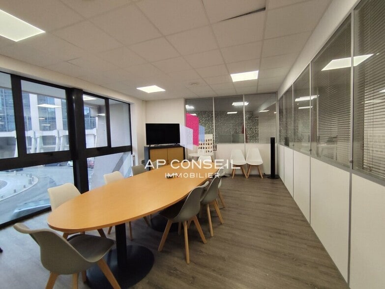 Office in Montigny-le-Bretonneux to rent - Interior Photo - Image 2 of 6