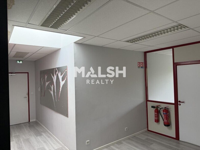 Office in Saint-Genis-Laval for sale - Interior Photo - Image 2 of 13