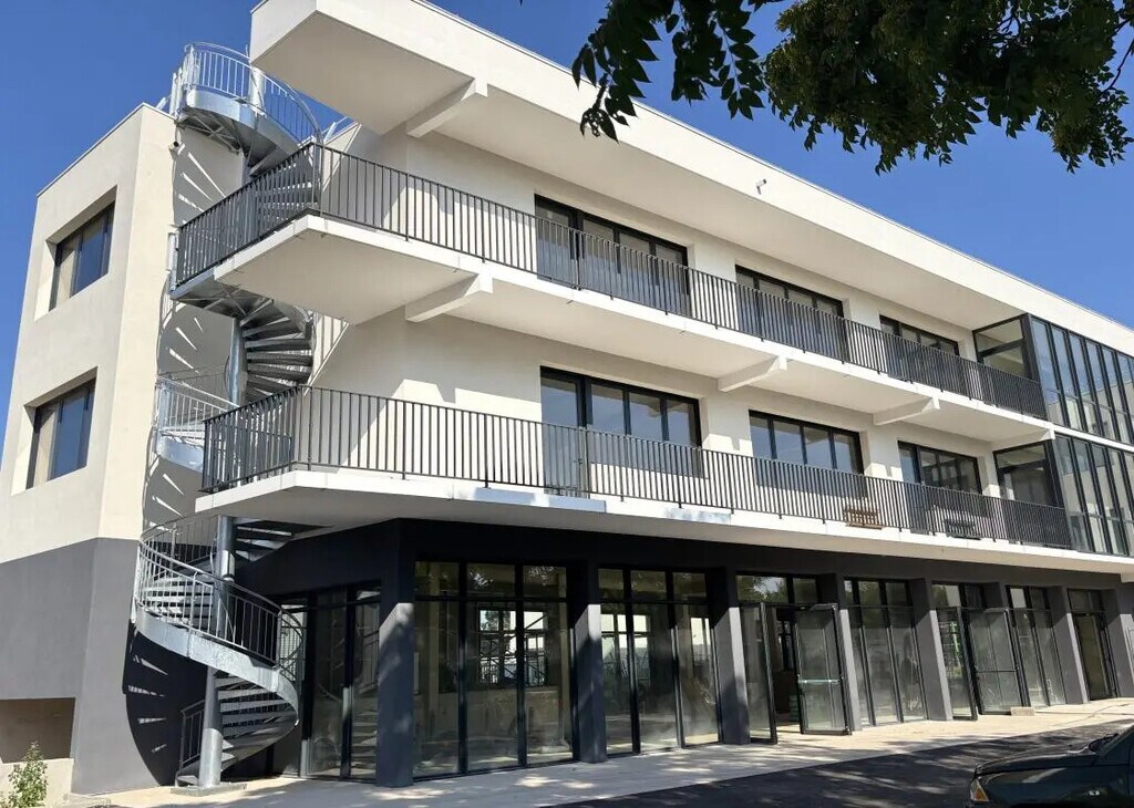 Location Bureaux 100 m² - Photo 1