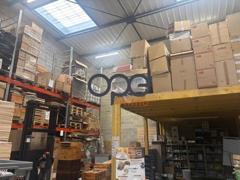Light Industrial in Groslay to rent - Interior Photo - Image 3 of 5