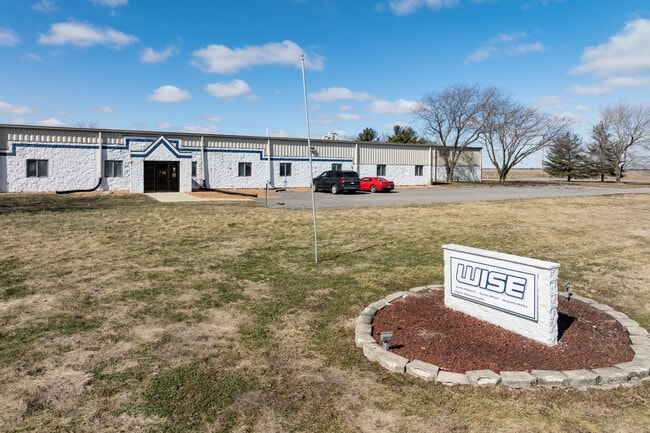 More details for 3750 Industrial Dr, Carlyle, IL - Industrial to Rent