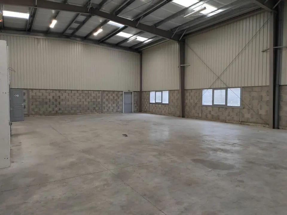 Location Local d'activités 285 m² - Photo 1