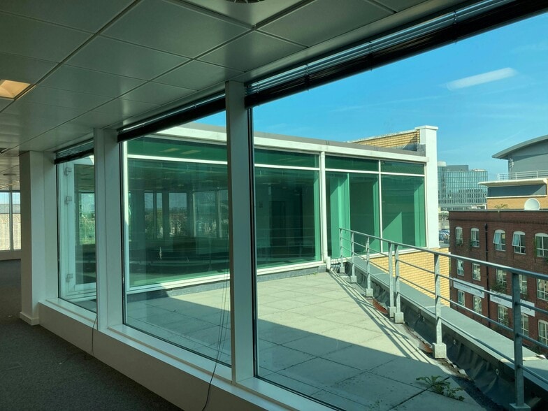 47 Penarth Rd, Cardiff to rent - Building Photo - Image 2 of 12