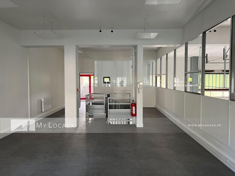 12 Chemin Du Moulin Basset, Saint-Denis to rent - Interior Photo - Image 2 of 3