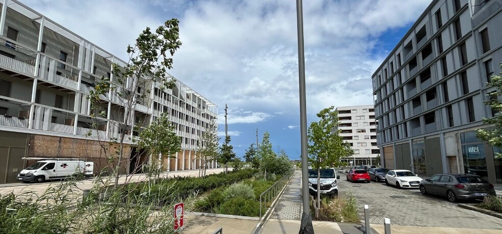 Retail in Bussy-Saint-Georges to rent - Building Photo - Image 1 of 3