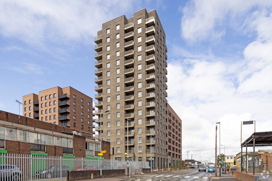 12 Crossness Yard, Barking to rent - Building Photo - Image 3 of 4