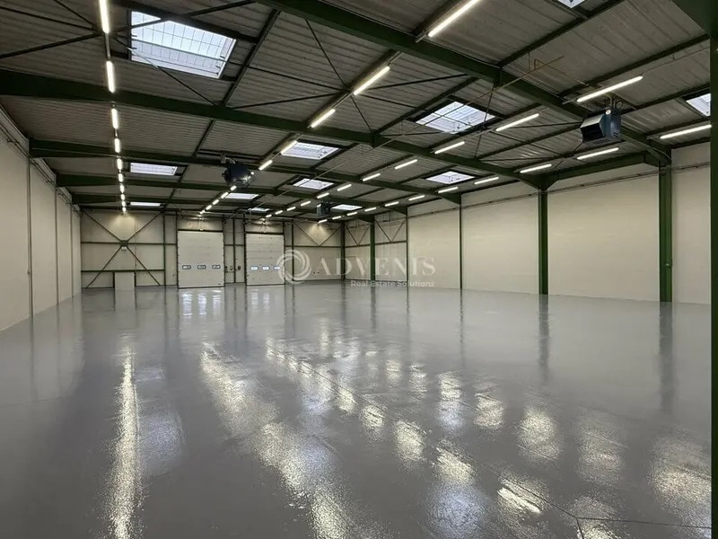 Light Industrial in Saint-Thibault-des-Vignes to rent Building Photo- Image 1 of 9