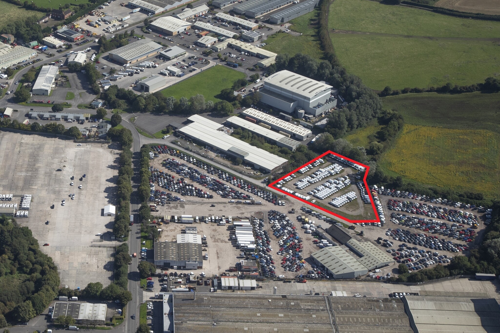 37B Broadway E, Westbury to rent Building Photo- Image 1 of 4