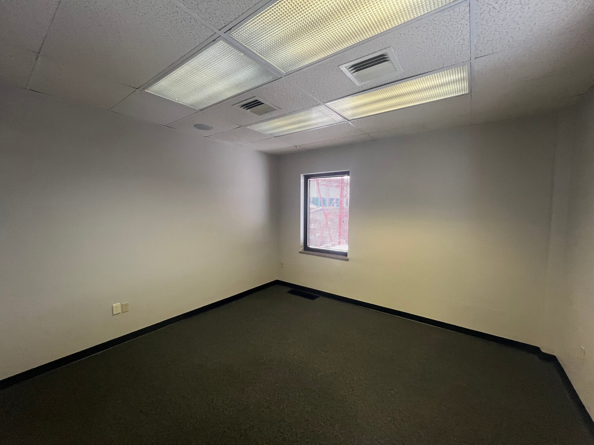 150 Hillside Dr, Bethel Park, PA to rent Interior Photo- Image 1 of 11