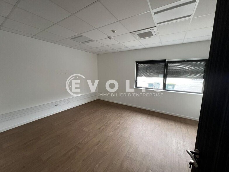 Rue Jacquard, Chassieu to rent - Interior Photo - Image 2 of 10
