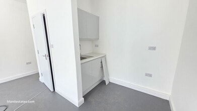 129 East Barnet Rd, Barnet to rent Interior Photo- Image 1 of 4
