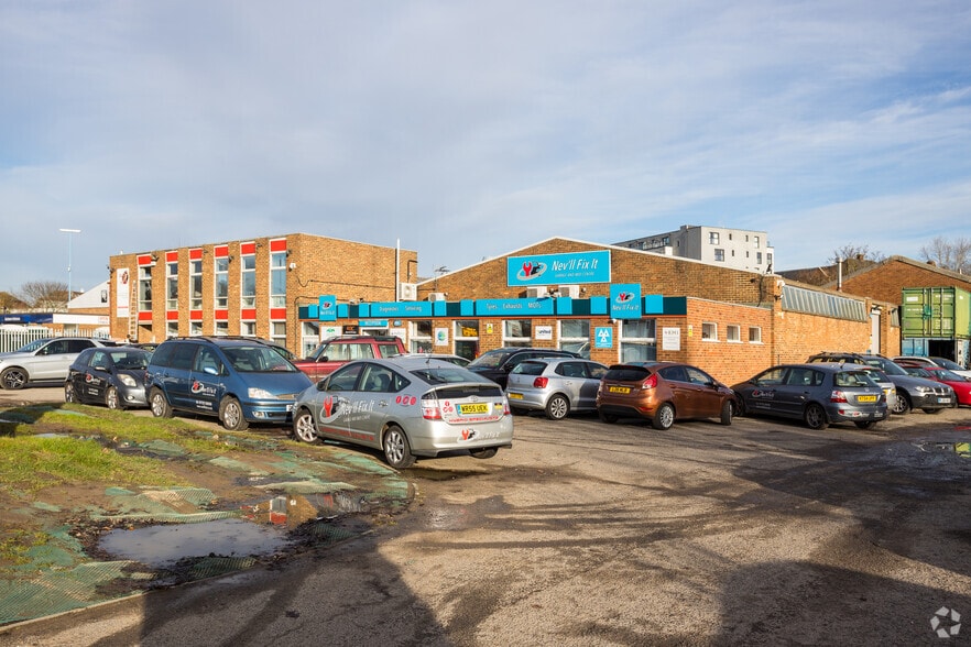 12A-12C Sovereign Way, Tonbridge to rent - Building Photo - Image 2 of 4