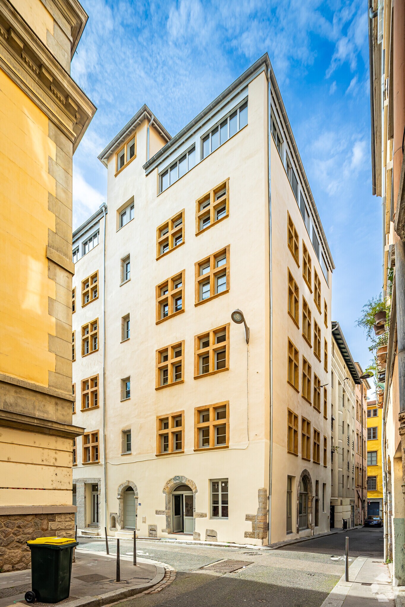 Retail in Lyon to rent Primary Photo- Image 1 of 2