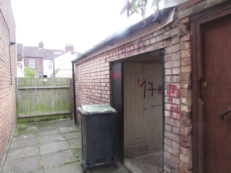 170 Leagrave Rd, Luton to rent - Building Photo - Image 2 of 4