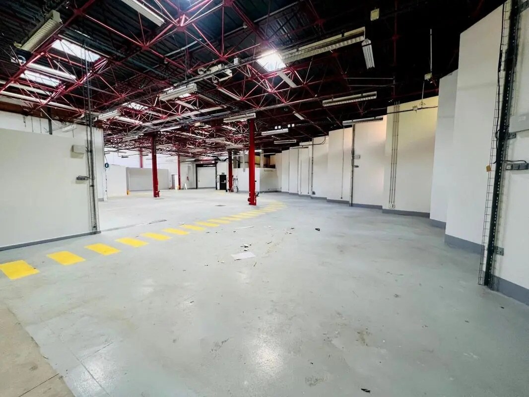 Light Industrial in Montigny-le-Bretonneux to rent Interior Photo- Image 1 of 21