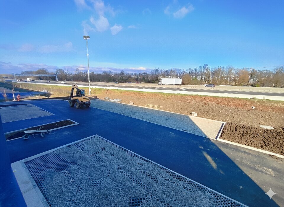 Light Industrial in Bourgoin-Jallieu to rent Construction Photo- Image 1 of 5