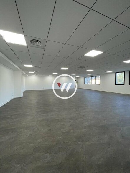 Office in Aubagne to rent - Building Photo - Image 1 of 9