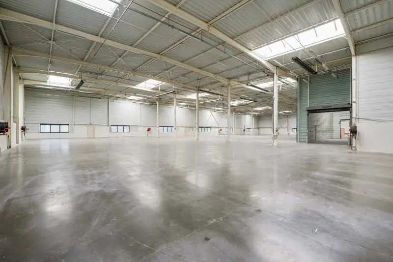 Light Industrial in Saint-Priest to rent Interior Photo- Image 1 of 15