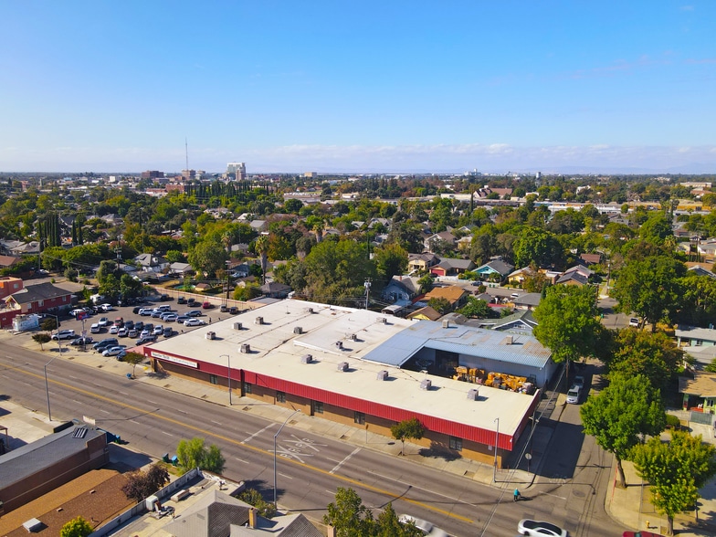 Prime Retail Corridor Opportunity portfolio of 3 properties for sale on LoopNet.co.uk - Building Photo - Image 2 of 8