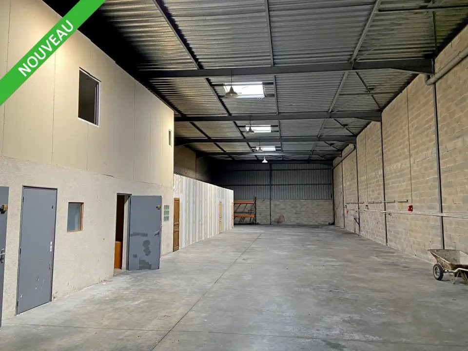 Location Entrepôt 473 m² - Photo 1